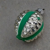 sølv grøn stribet oval glas julekugle nubret gammel glaspynt genbrug
